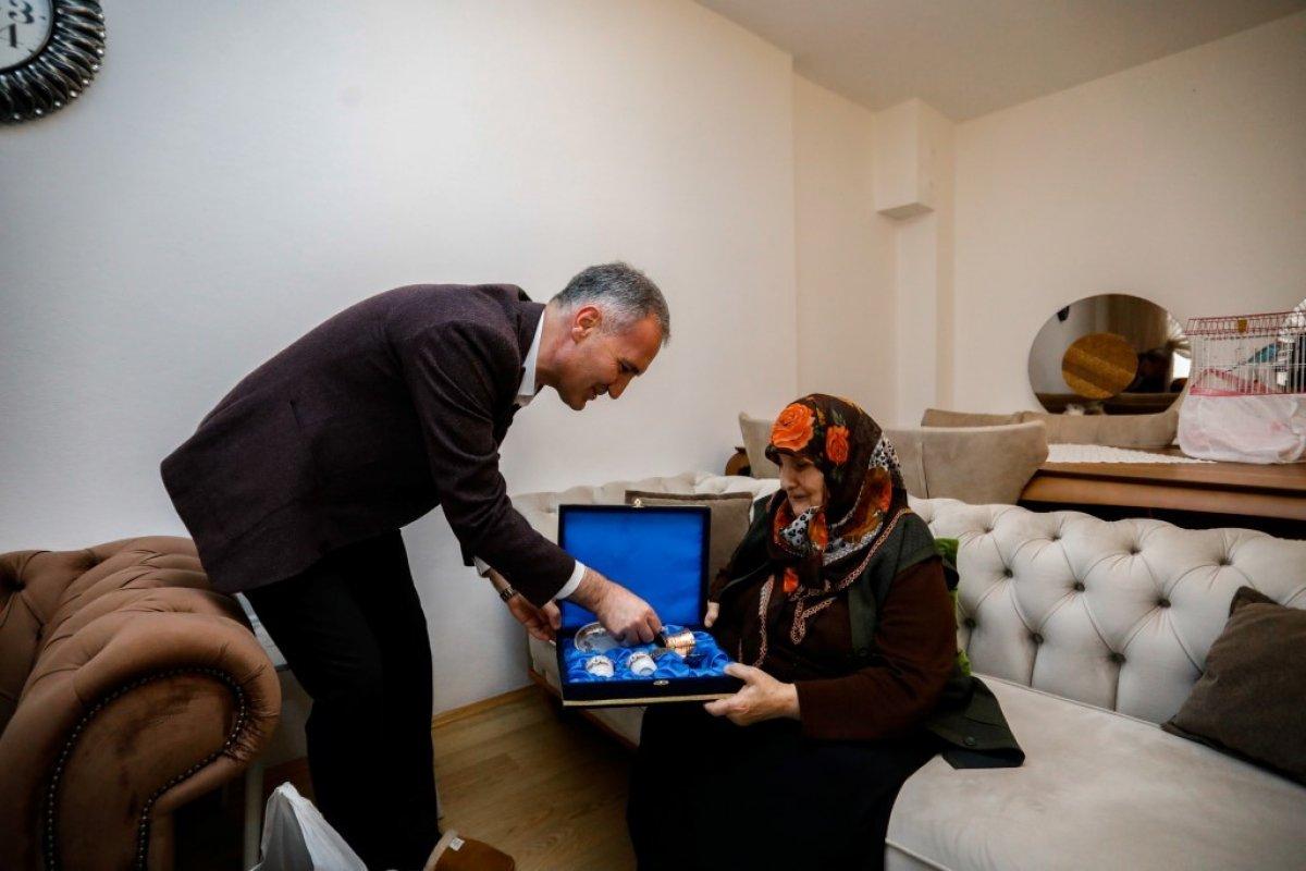 İnegöllü Melek Nine, 10 yıldır Mehmetçik için çorap örüyor