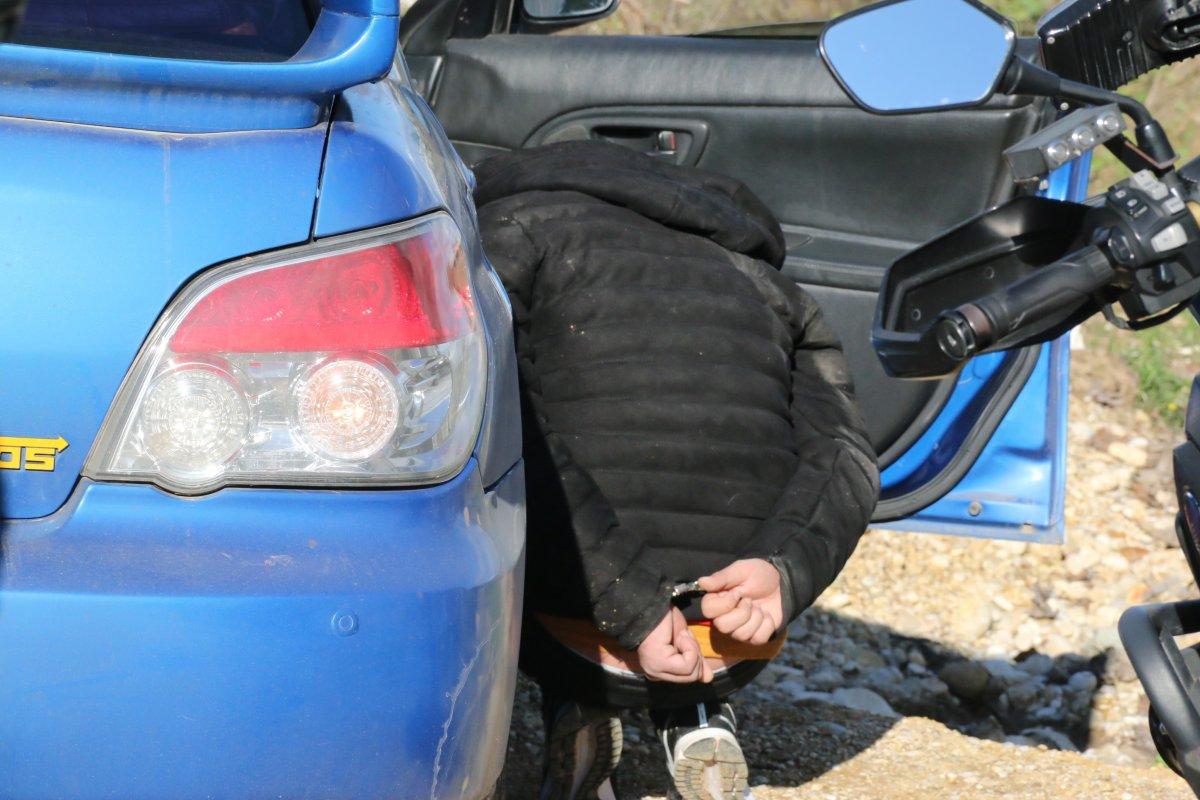 Antalya'da polisin 30 kilometre kovaladığı 2 kişiden biri yakalandı