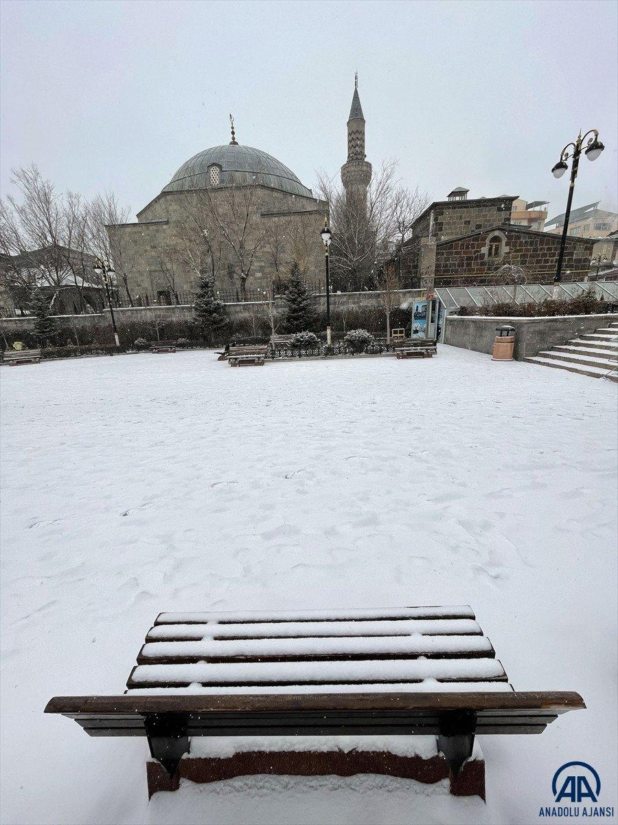 Erzurum ve Kars'ta soğuk hava hayatı olumsuz etkiliyor