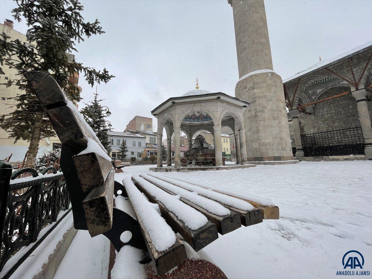 Erzurum ve Kars'ta soğuk hava hayatı olumsuz etkiliyor