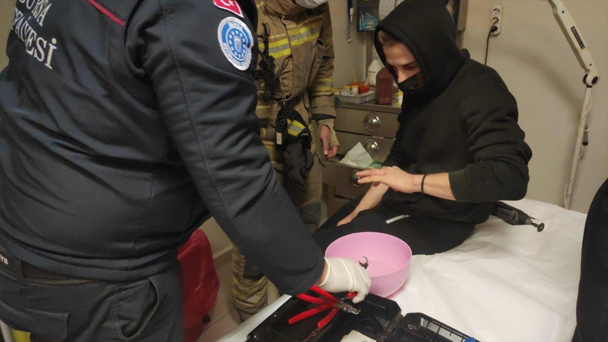 Bursa'da parmağına yüzük sıkışan genci itfaiye kurtardı