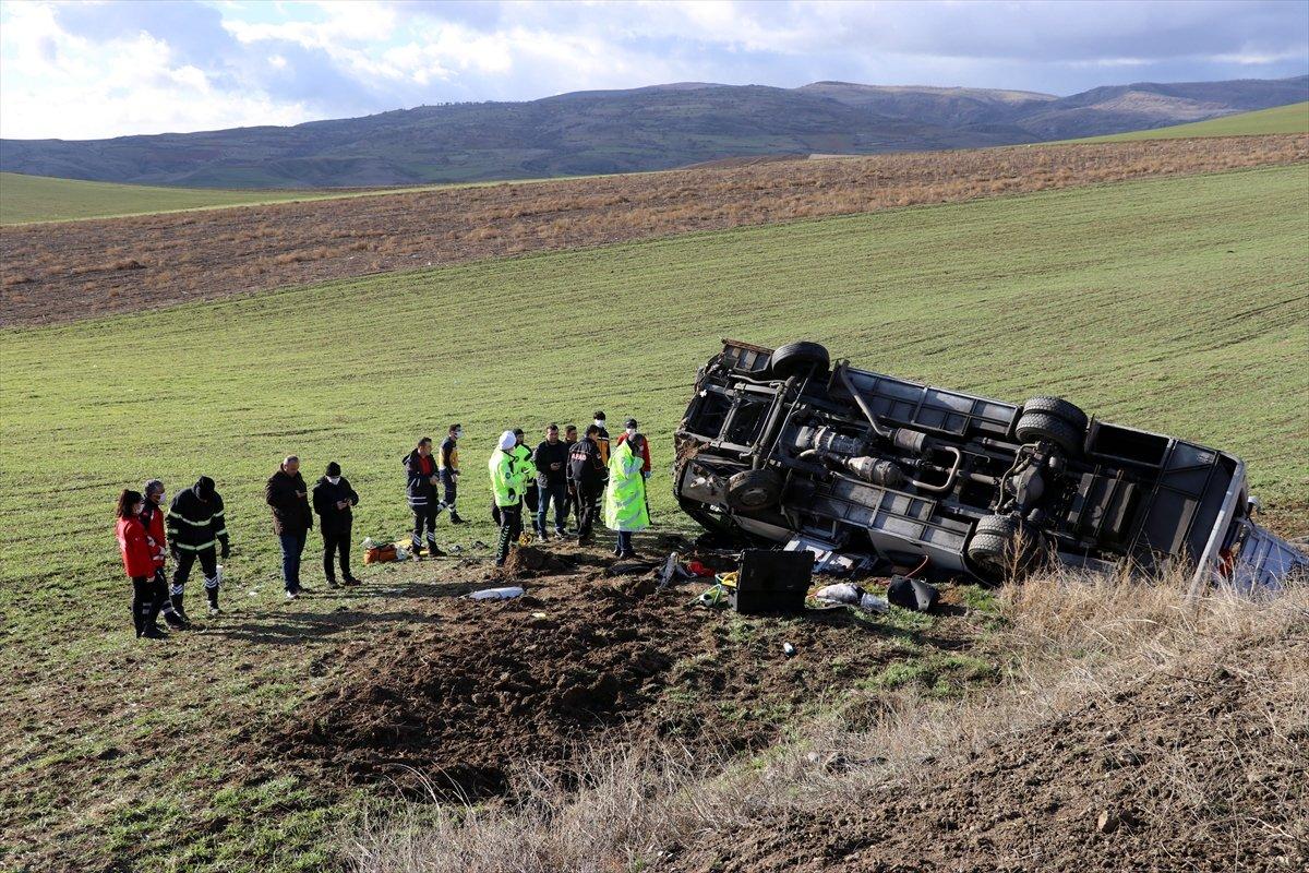 Amasya’da güreşçileri taşıyan midibüs devrildi: 1 ölü, 16 yaralı
