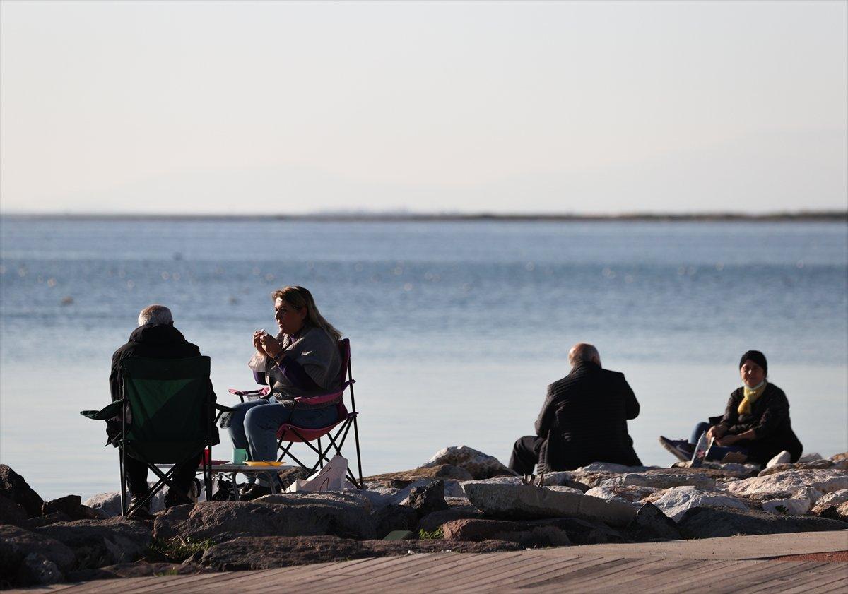 İzmir'de güneşli havayı gören kendini sokağa attı