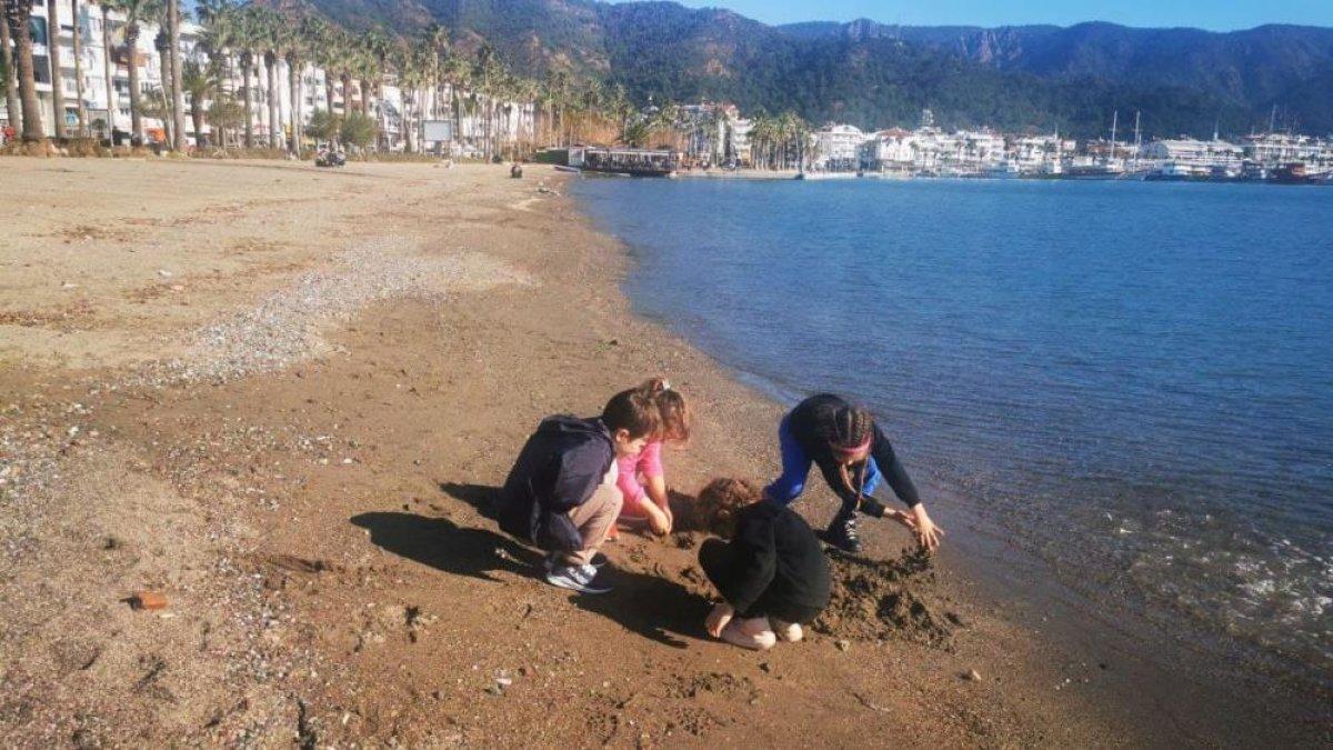 Muğla'da sıcak havayı fırsat bilenler sahilleri doldurdu