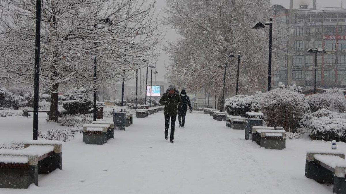 Sivas'ta 68 köyün yolu ulaşıma kapandı
