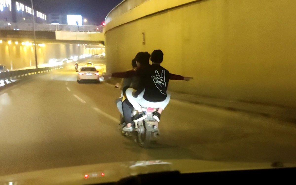 Antalya'da 4 gencin tehlikeli motosiklet yolcuğu kameraya yansıdı