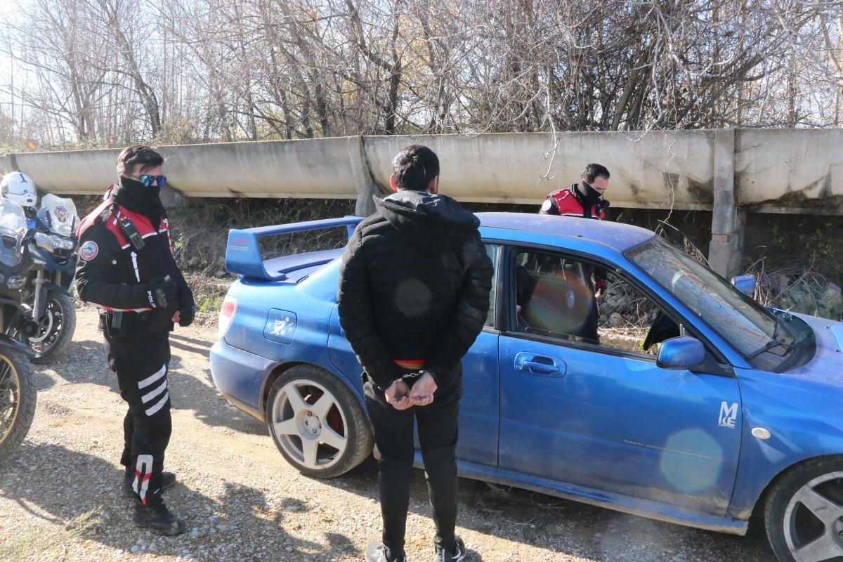 Antalya'da polisin 30 kilometre kovaladığı 2 kişiden biri yakalandı
