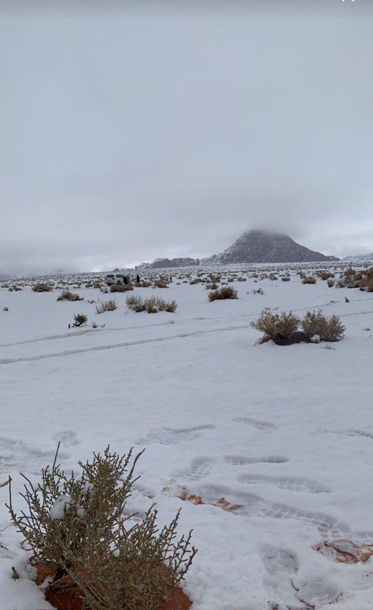 Suudi Arabistan'da kar yağışı etkisini gösterdi