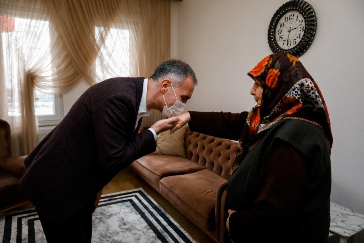 İnegöllü Melek Nine, 10 yıldır Mehmetçik için çorap örüyor