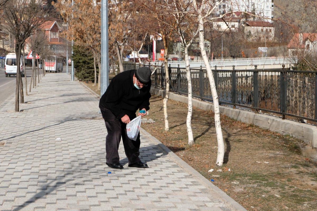 Gümüşhane'deki yaşlı adam, 2 buçuk yıldır mavi kapak topluyor