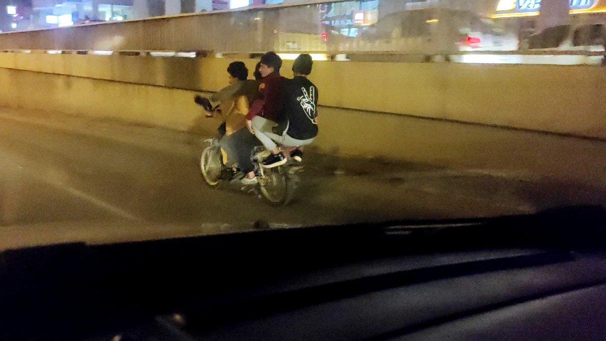 Antalya'da 4 gencin tehlikeli motosiklet yolcuğu kameraya yansıdı