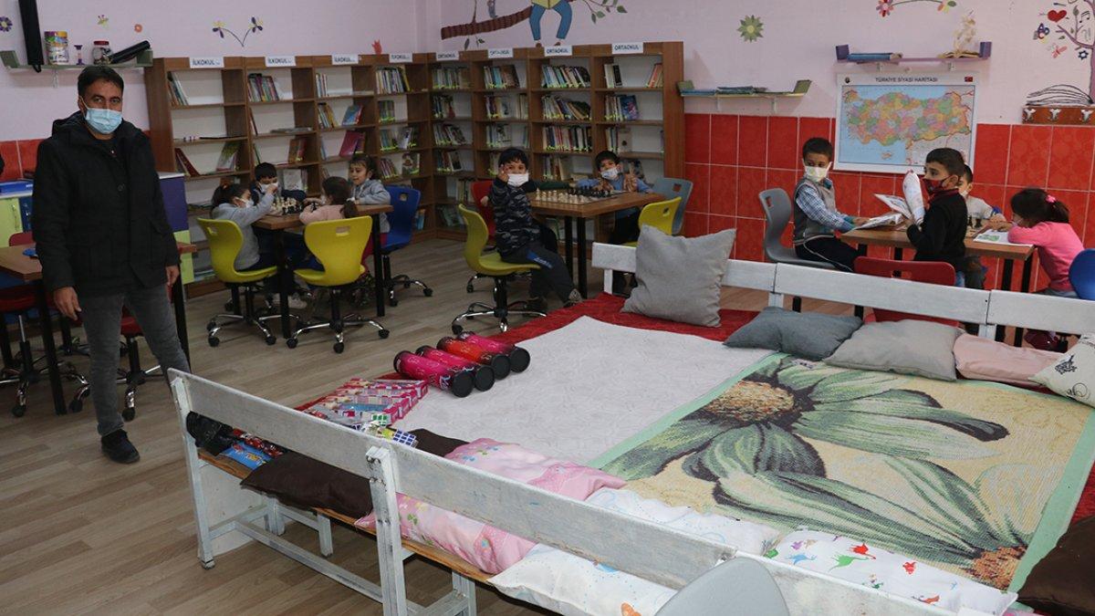 Kaybettikleri arkadaşları anısına kırsaldaki okula kütüphane kazandırdılar