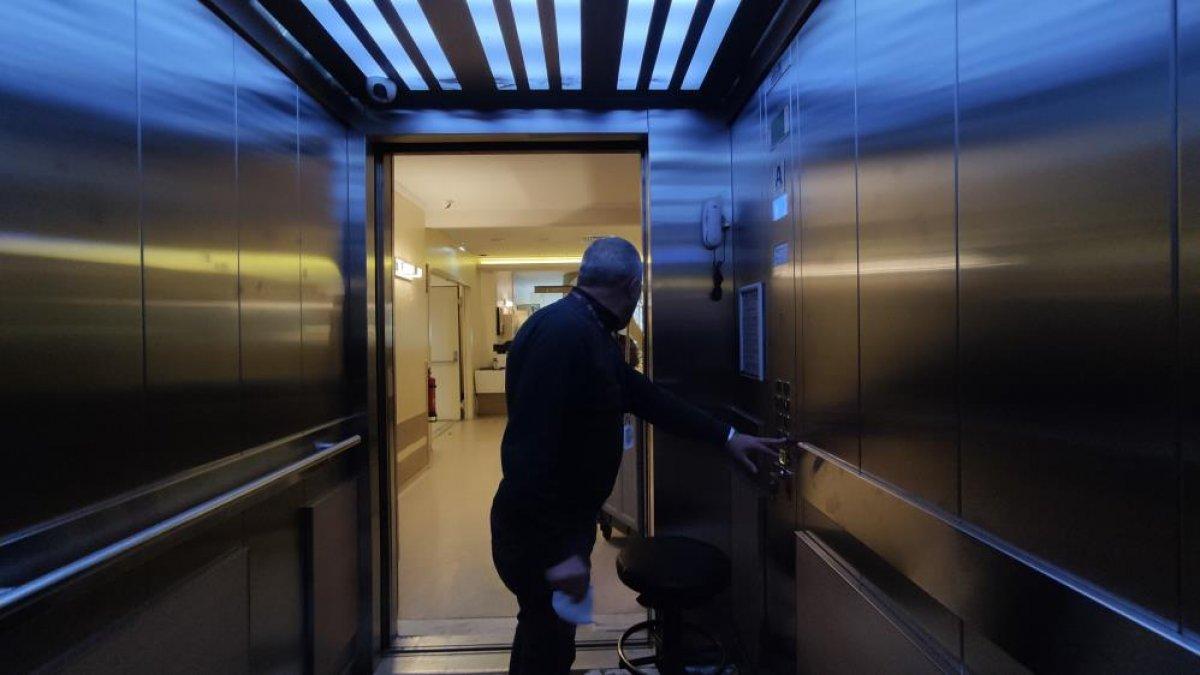 Bursa'da 16 yıldır 9 saat asansörde çalışıyor