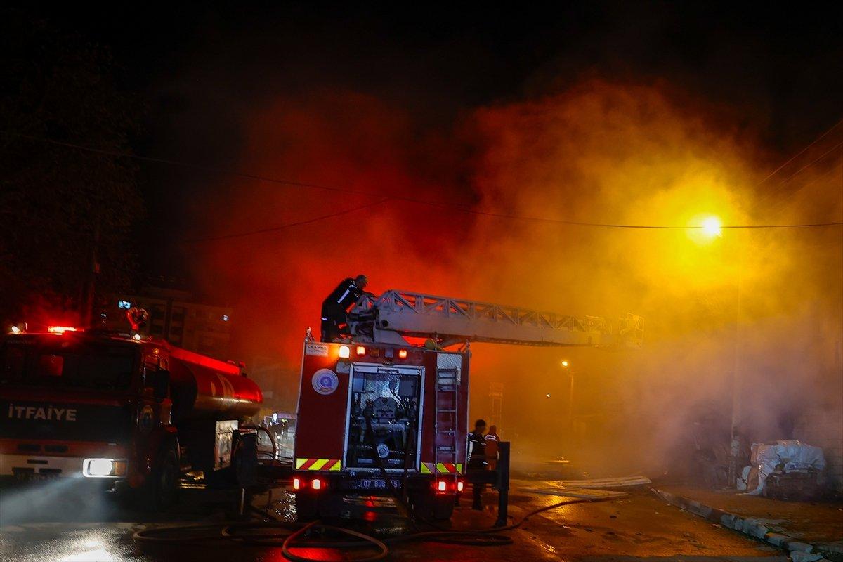 Antalya'da eşyalarını yangından kurtarmak isteyen aile hastanelik oldu
