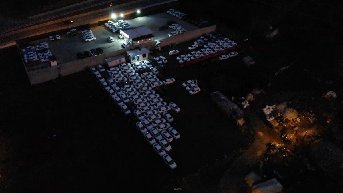 Arnavutköy'de firma otoparkında bekleyen sıfır araçlar