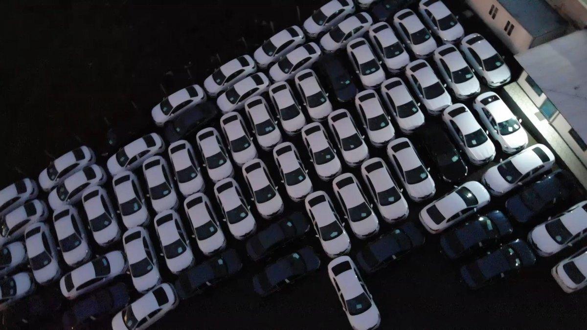 Arnavutköy'de firma otoparkında bekleyen sıfır araçlar