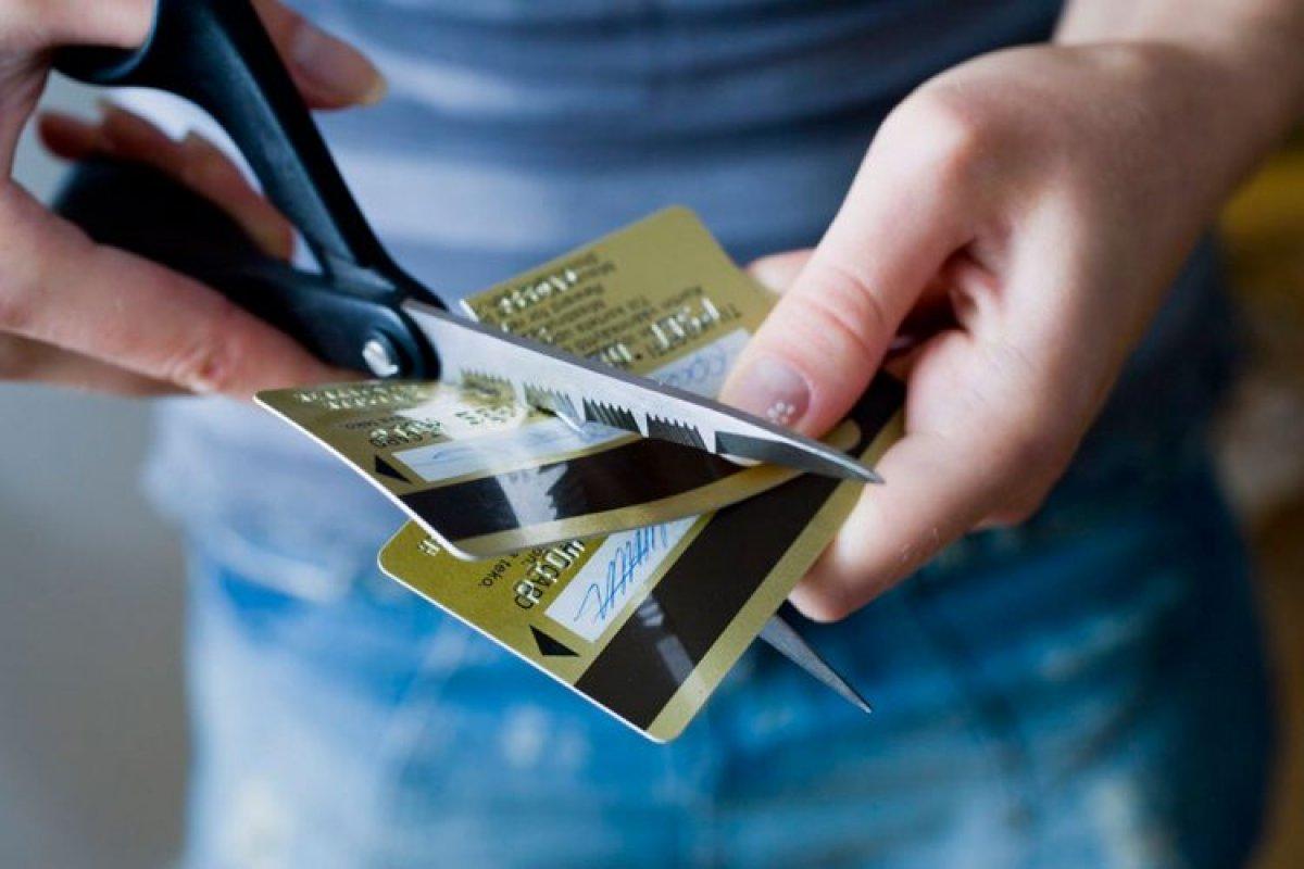 Yargıtay, eşinin kredini kartını iptal ettiren kocayı kusurlu buldu