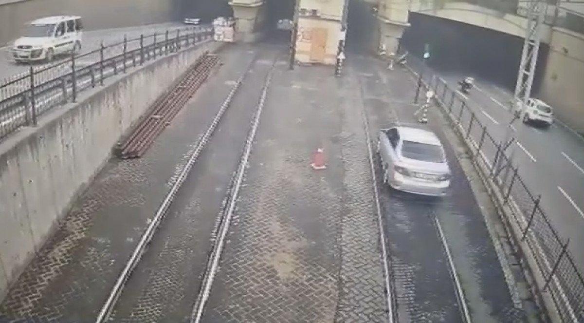 İstanbul'da tramvay yoluna giren sürücü