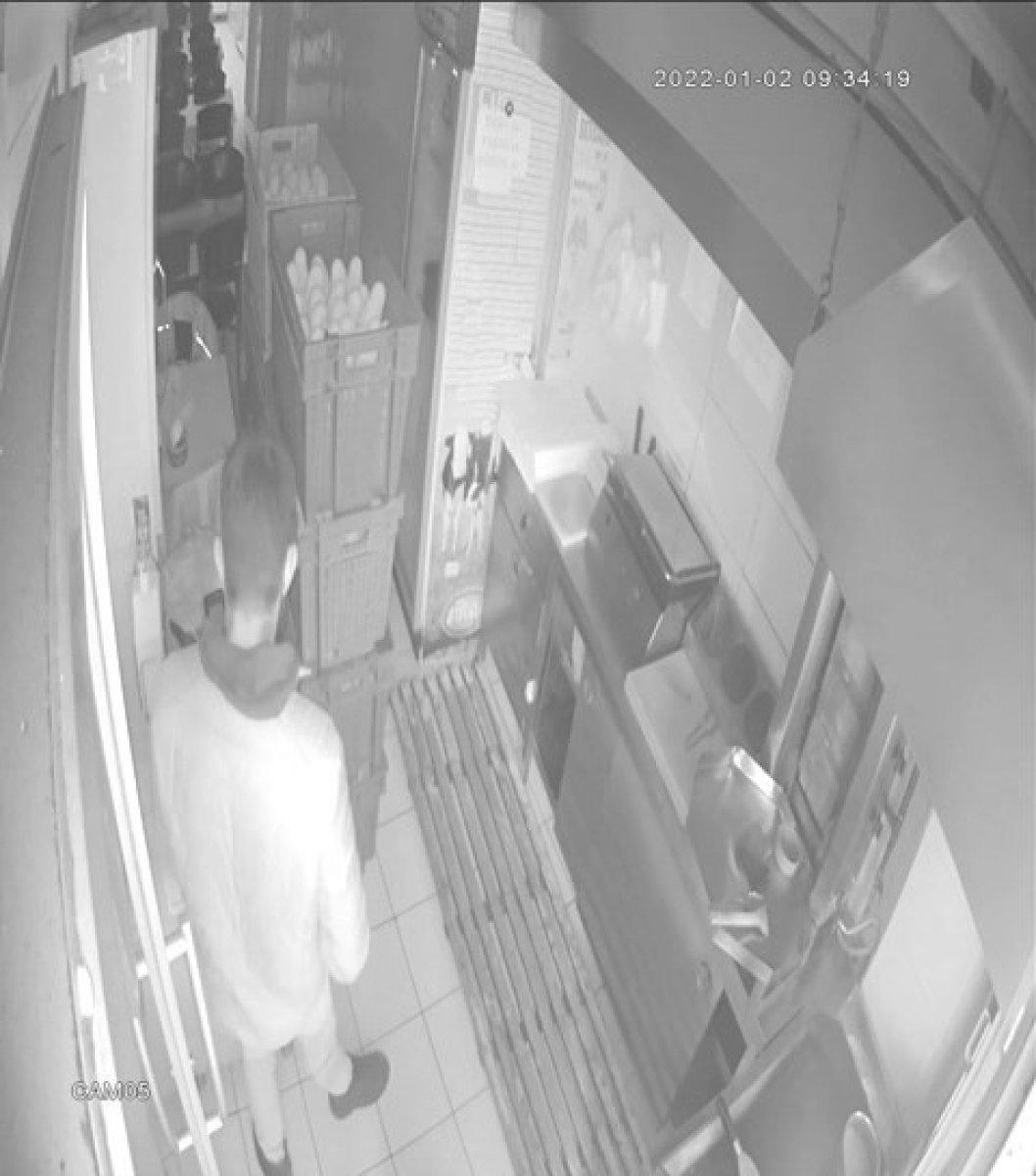 Bursa'da şarj bahanesiyle telefon çalan şahıs kamerada