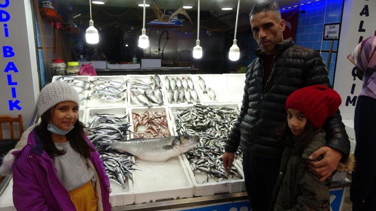 Ordu'da 8 kiloluk levrek 2 bin liraya satılıyor
