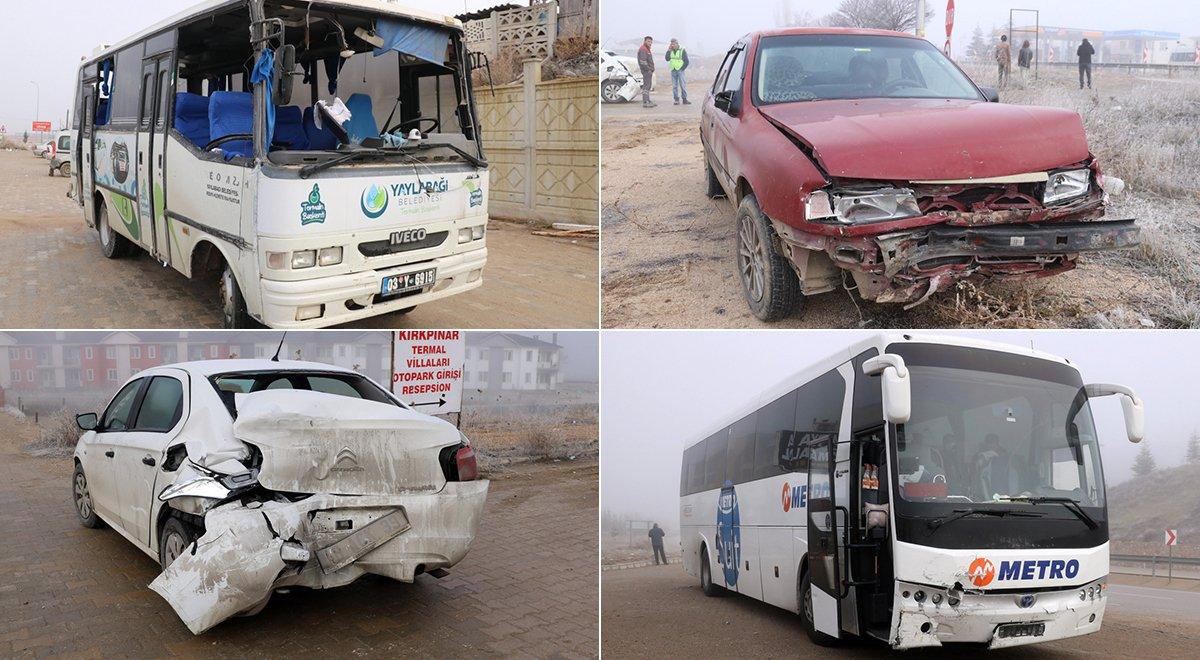 Afyonkarahisar’da 20 araç birbirine girdi: 31 yaralı