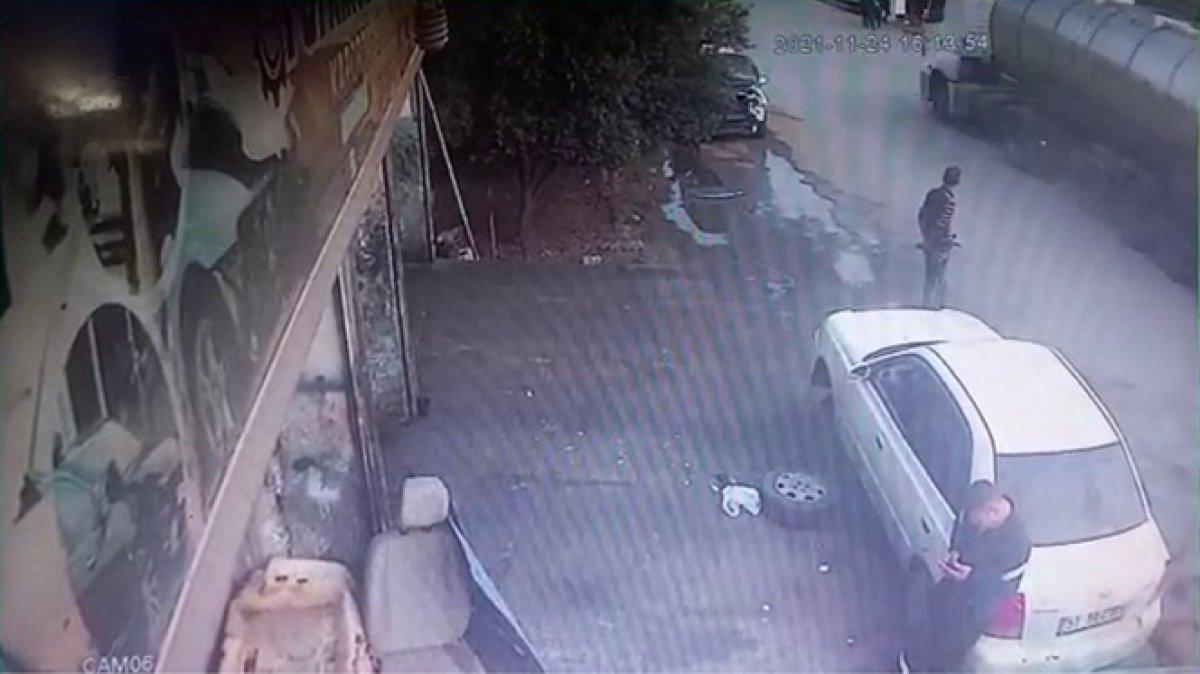 Adana'da 16 yaşındaki genç, tırın altında kaldı