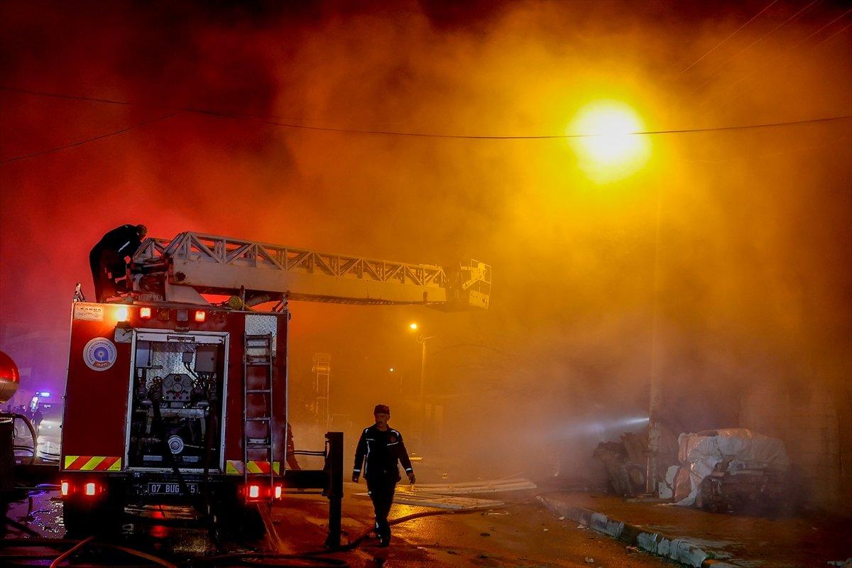 Antalya'da eşyalarını yangından kurtarmak isteyen aile hastanelik oldu