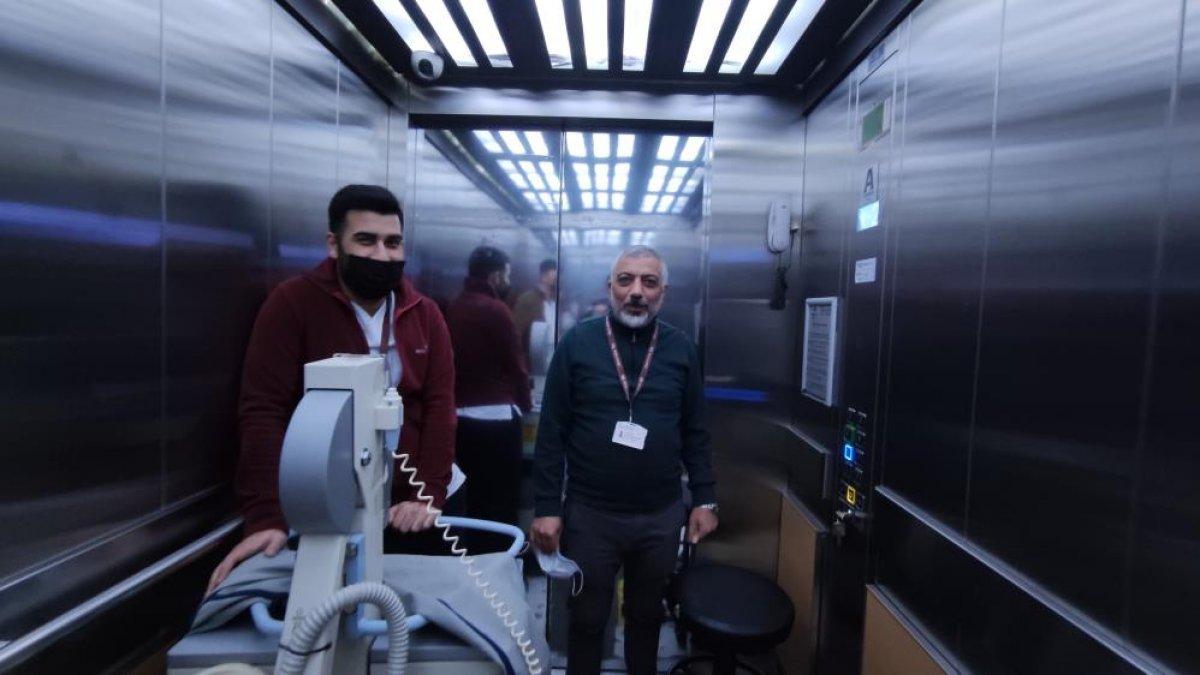 Bursa'da 16 yıldır 9 saat asansörde çalışıyor