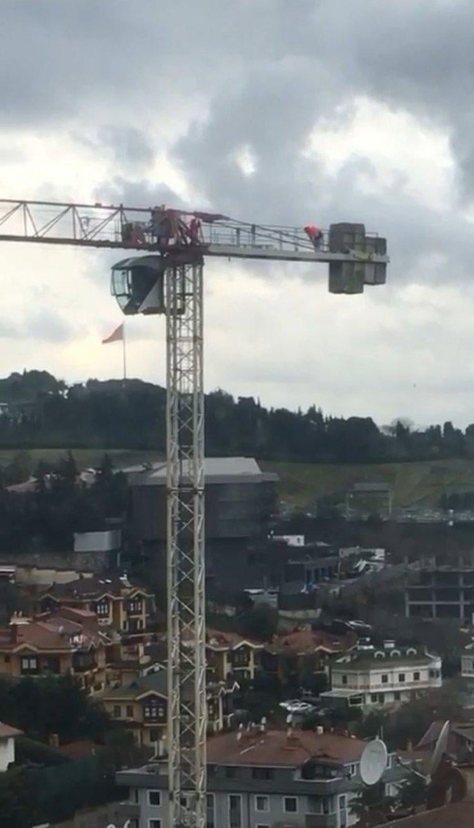 Üsküdar’da vincin üstünde namaz kıldı