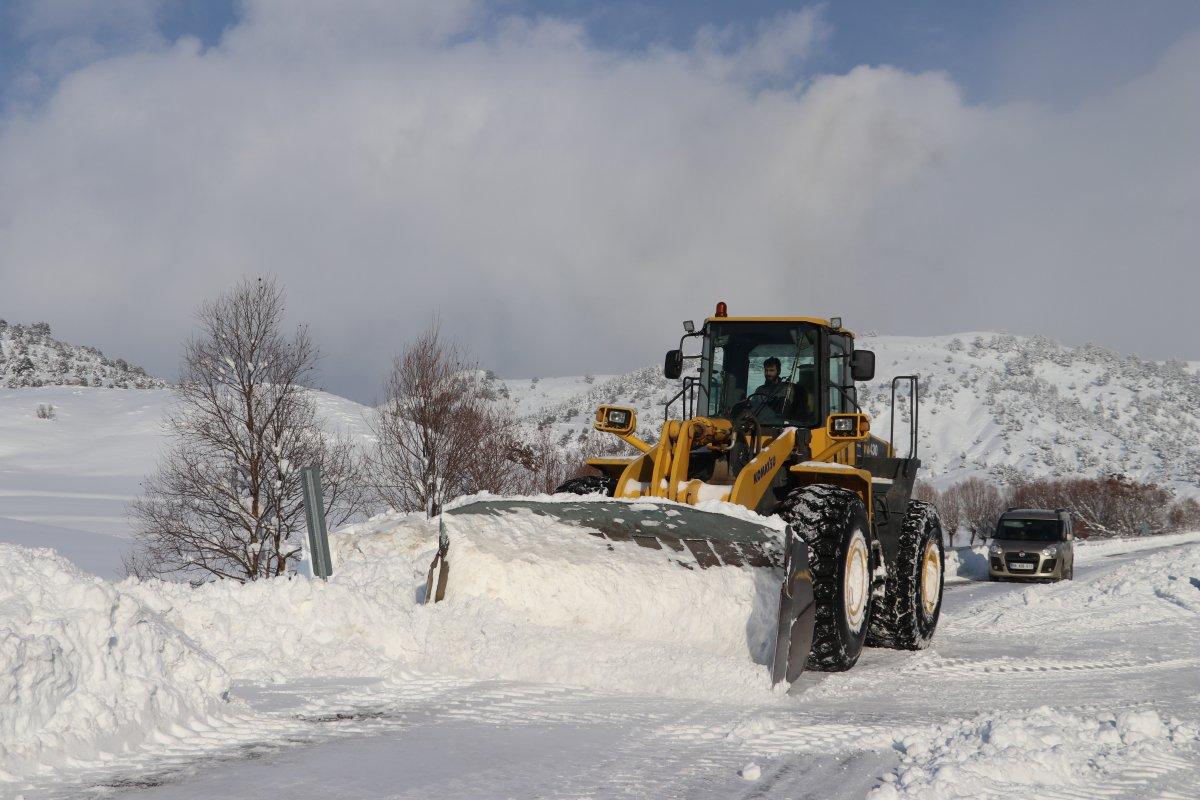 Sivas'ta kar nedeniyle kapanan köy yolları açıldı