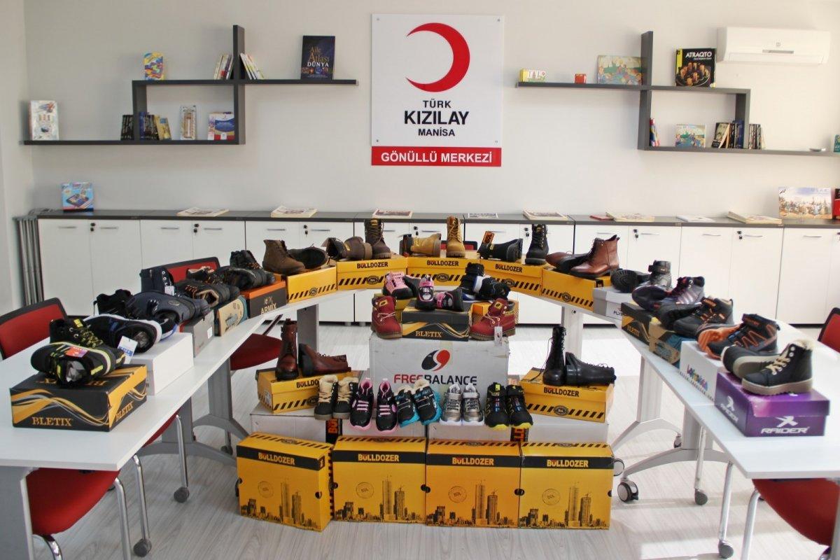 Türk Kızılayı'ndan Manisa'da 1500 öğrenciye bot yardımı