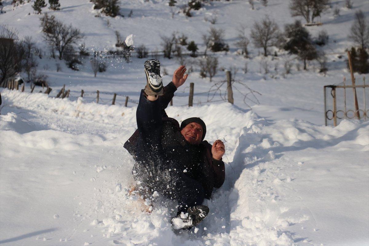 Kastamonu'daki yaşlılar, kızakla kayarak çocukluğunu andı