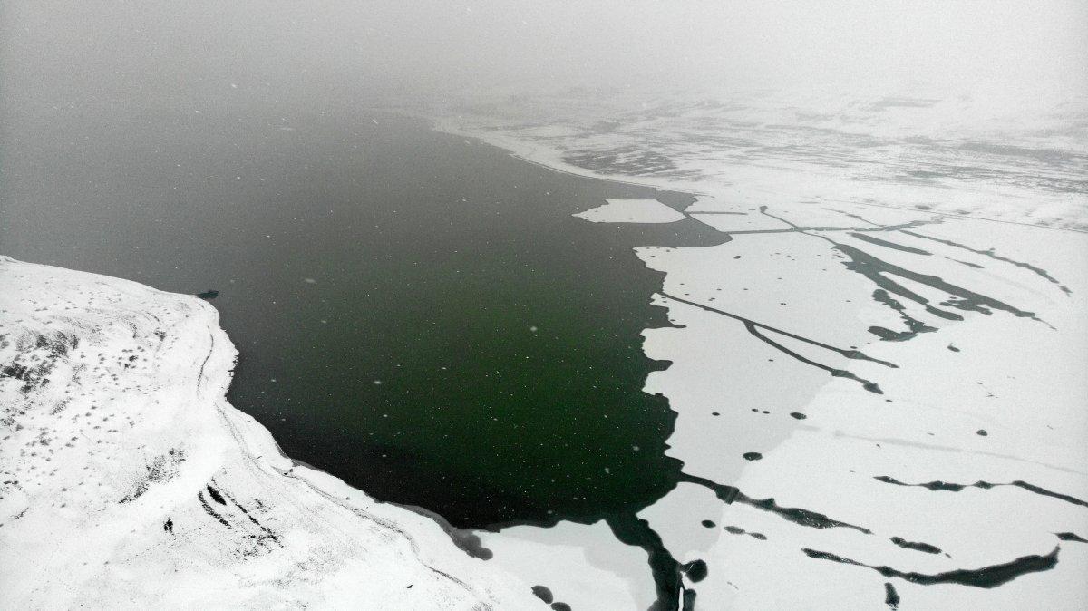 Alparslan-1 Barajı'nın yüzeyi kısmen dondu