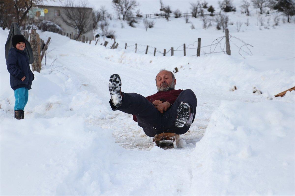 Kastamonu'daki yaşlılar, kızakla kayarak çocukluğunu andı