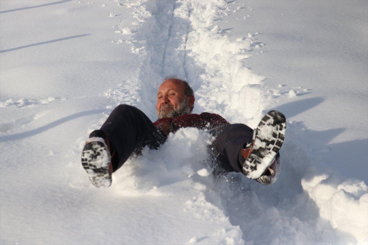 Kastamonu'daki yaşlılar, kızakla kayarak çocukluğunu andı