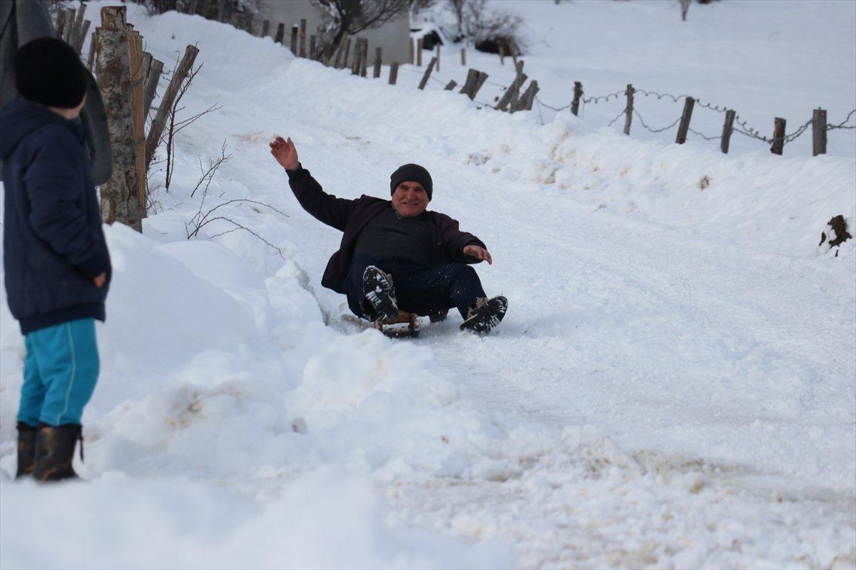Kastamonu'daki yaşlılar, kızakla kayarak çocukluğunu andı