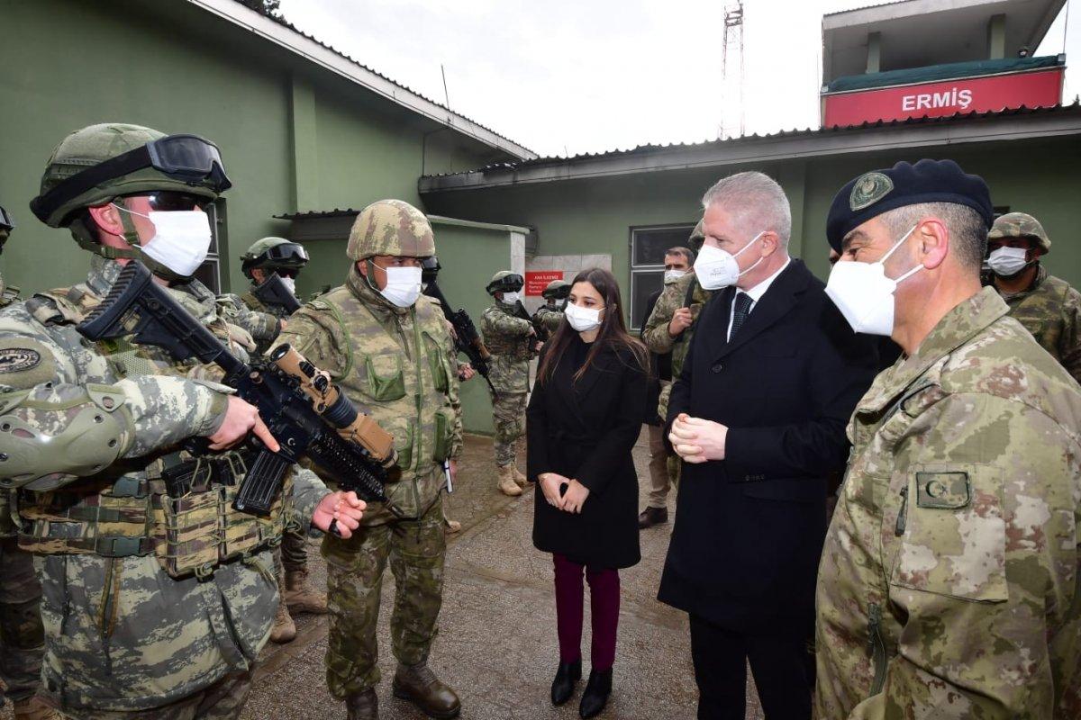 Suriye sınırında tedbirler arttırılarak hendekler kazılıyor