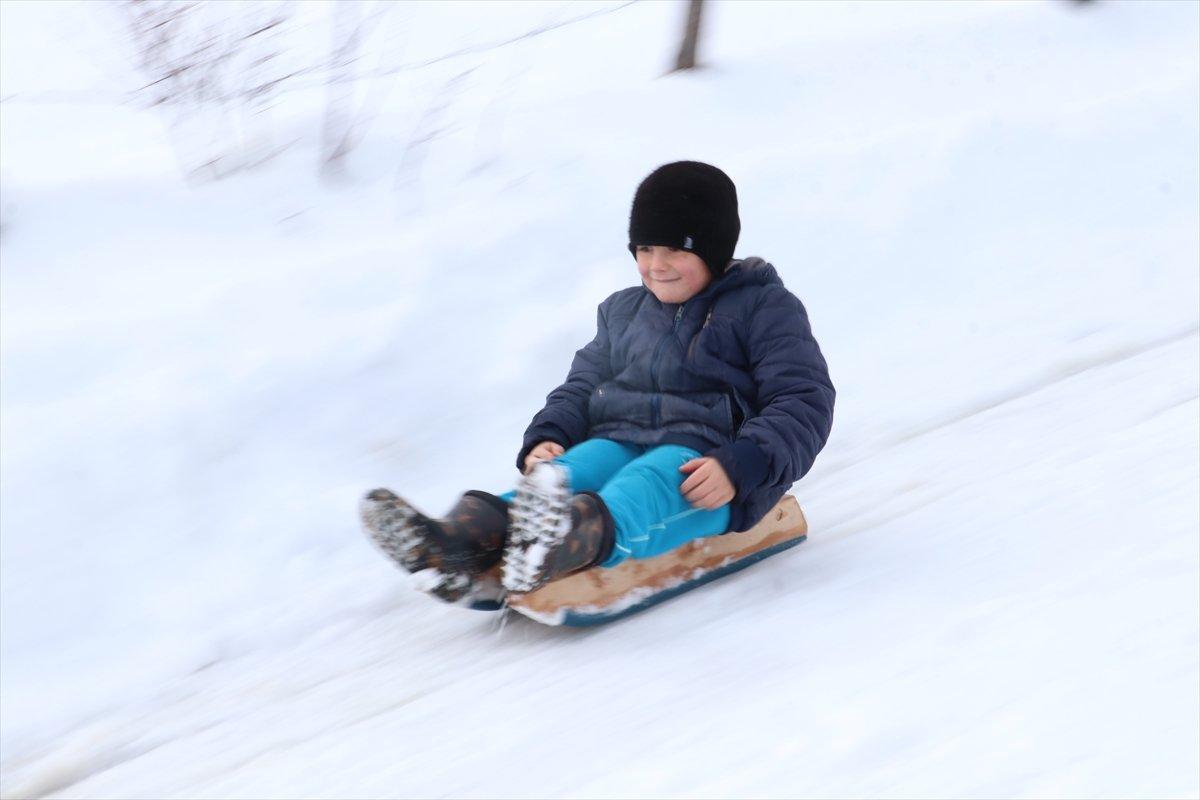 Kastamonu'daki yaşlılar, kızakla kayarak çocukluğunu andı