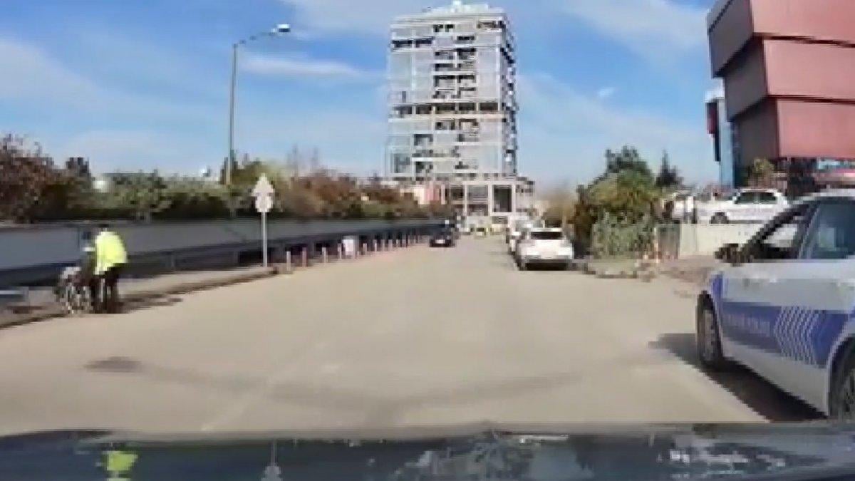 Bursa'da engelli vatandaşın imdadına trafik polisi yetişti