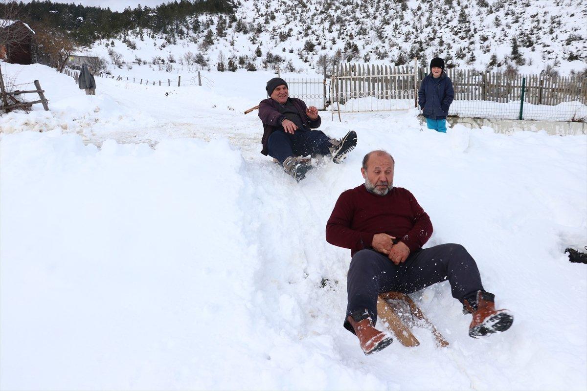Kastamonu'daki yaşlılar, kızakla kayarak çocukluğunu andı