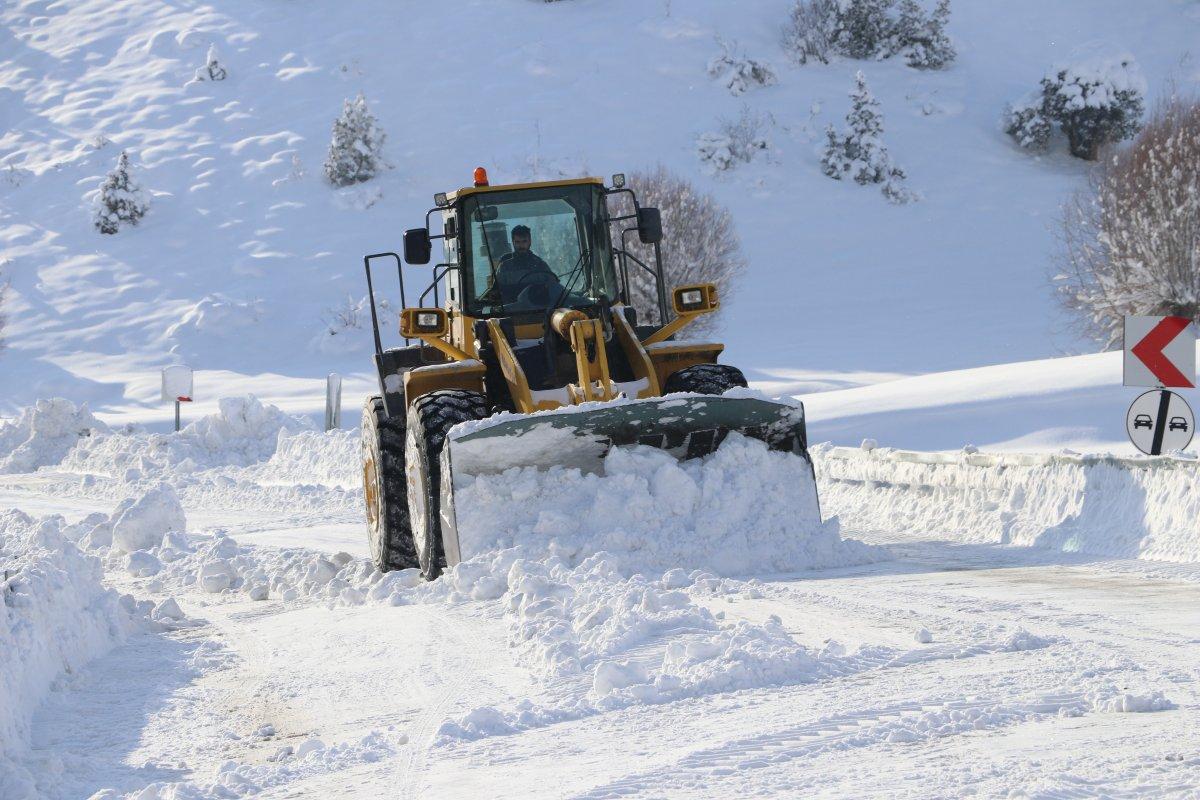 Sivas'ta kar nedeniyle kapanan köy yolları açıldı
