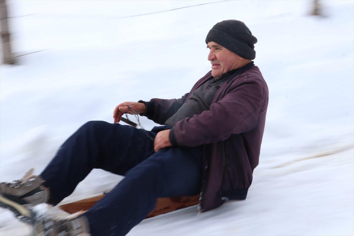 Kastamonu'daki yaşlılar, kızakla kayarak çocukluğunu andı