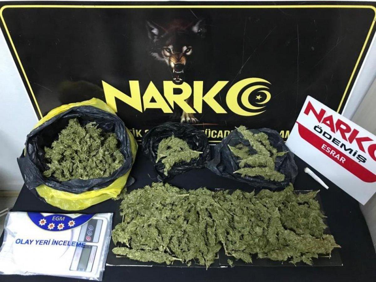 İzmir'de narkotik polisi, uyuşturucu tacirini evinde yakaladı