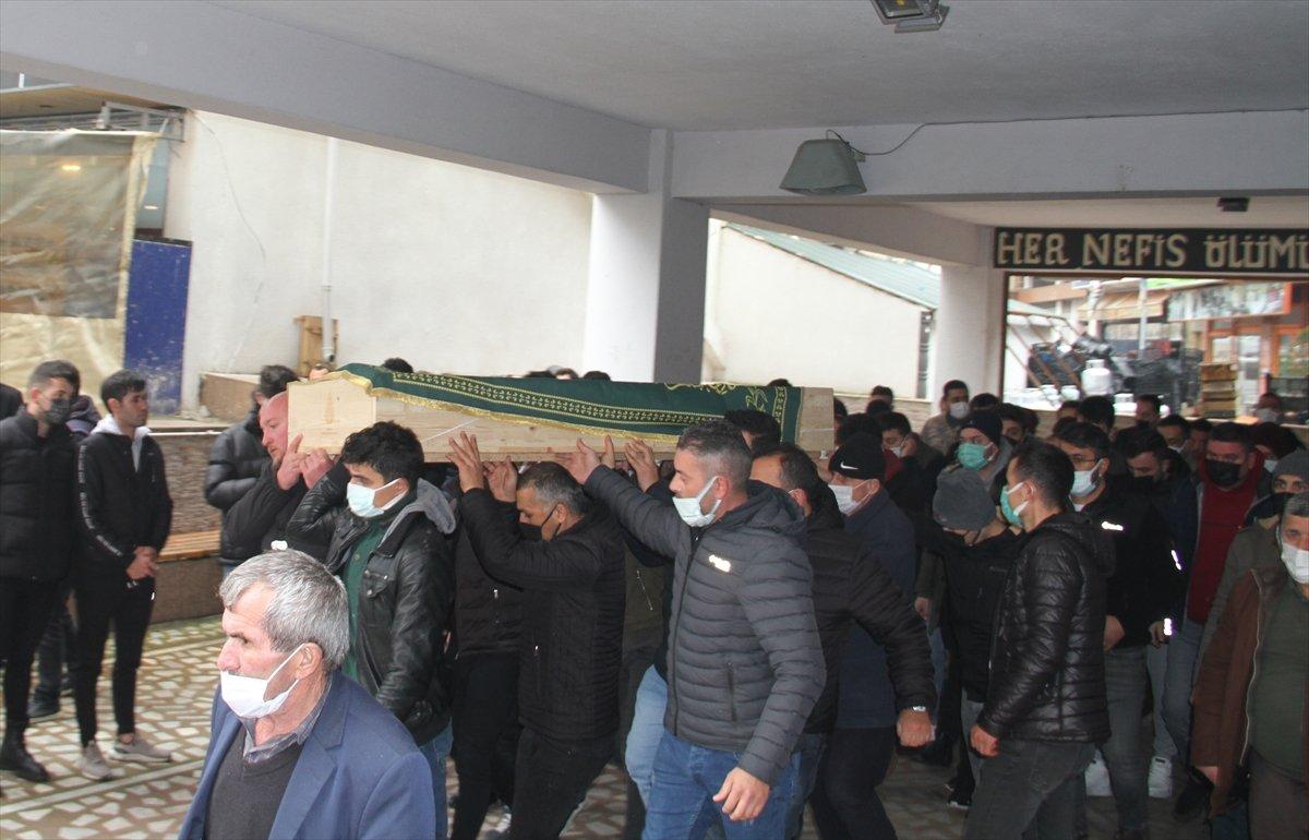 Giresun'da park halindeki minibüse çarpan otomobilde 1 kişi can verdi