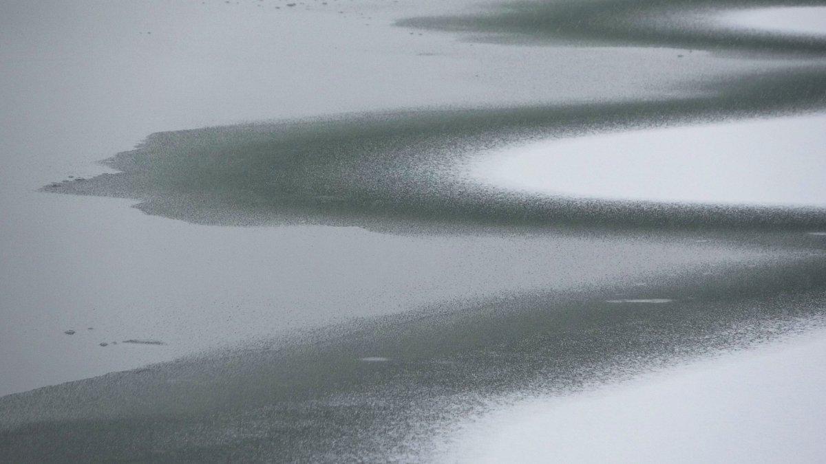 Alparslan-1 Barajı'nın yüzeyi kısmen dondu