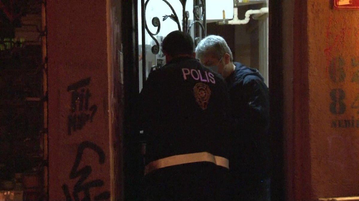 Kadıköy’de eşini bıçaklayan kadın, kızını rehin aldı