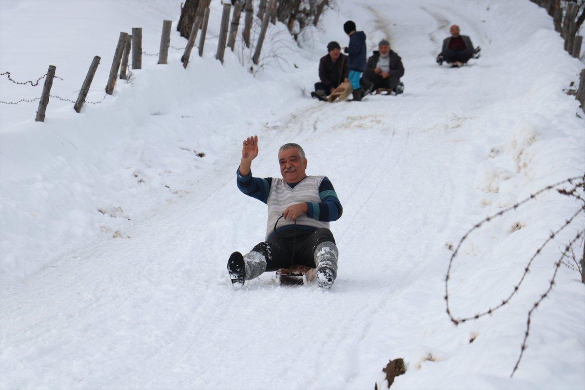 Kastamonu'daki yaşlılar, kızakla kayarak çocukluğunu andı