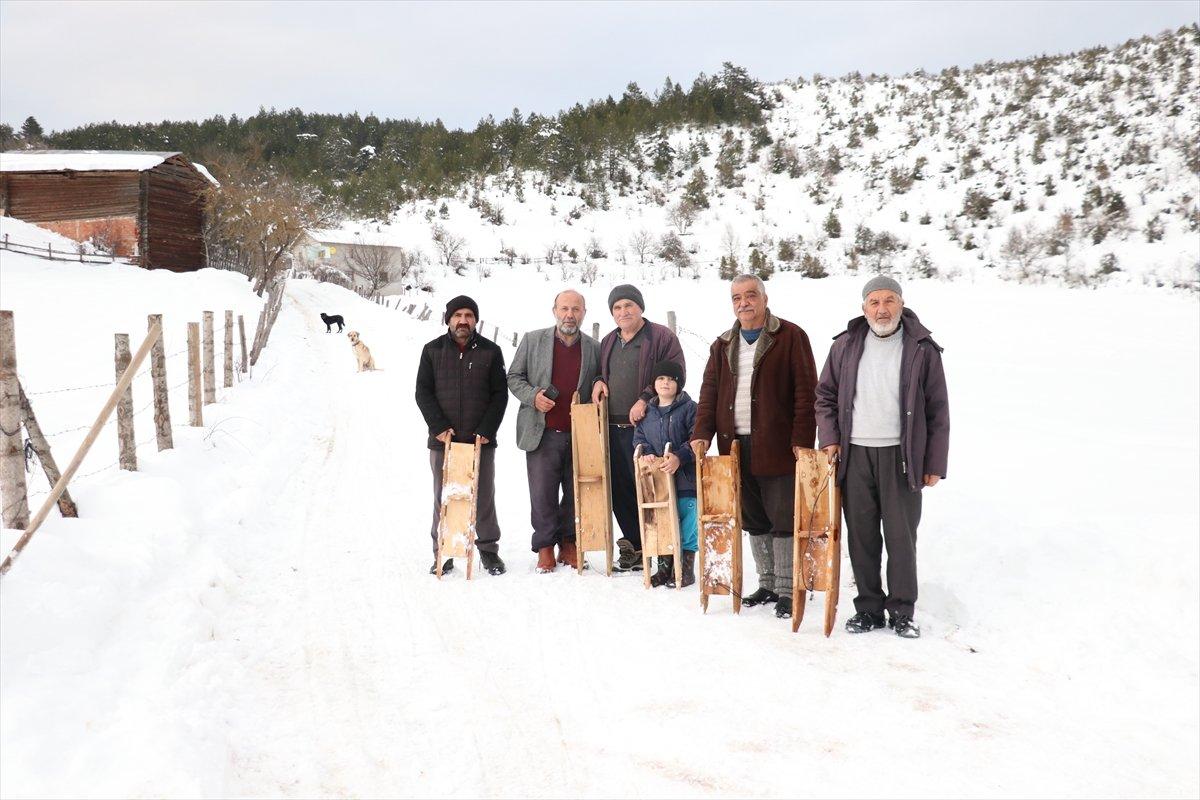 Kastamonu'daki yaşlılar, kızakla kayarak çocukluğunu andı