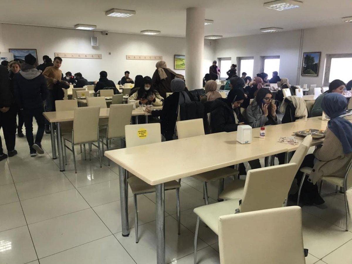 Elazığ'da sigarayı bırakan adam, öğrencilere yemek fişi dağıtıyor