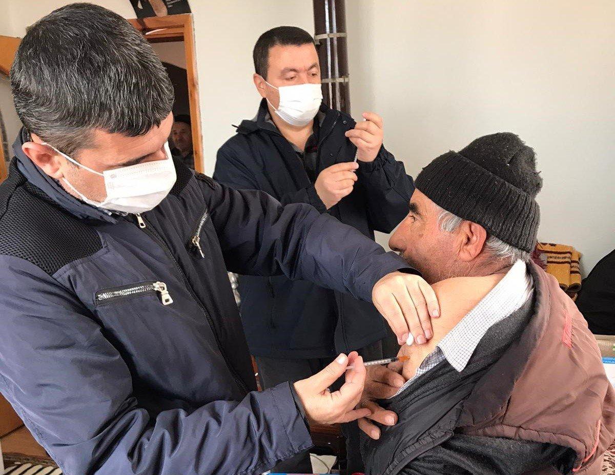 Çorum'da sağlık çalışanlarının köylerdeki aşı çalışması sürüyor
